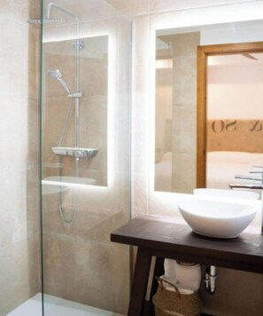 Een douche, een haardroger, een bidet, handdoeken
