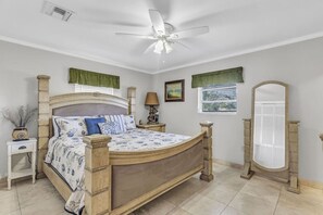 4 bedrooms, iron/ironing board, WiFi, bed sheets - Coco Palms Oasis! Easy access to the Gulf! (Marathon)