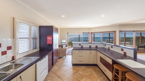 Micro-ondes, four, plaque de cuisson, lave-vaisselle