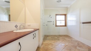 Regadera y papel de baño 