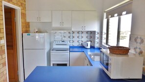 Microwave, oven, stovetop, dishwasher - Flinders Lodge Unit 3 - Lifestyle Yamba (YAMBA)