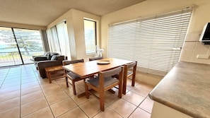 Dining - Flinders Lodge Unit 4 - Lifestyle Yamba (YAMBA)