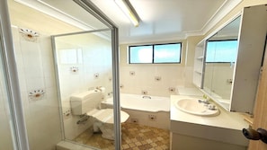 Bathtub - Flinders Lodge Unit 4 - Lifestyle Yamba (YAMBA)