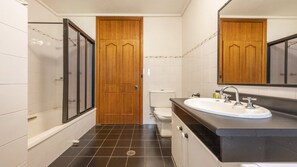 Combined shower/bathtub - Doncaster 2 - Lifestyle Yamba (YAMBA)