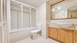 Combined shower/tub