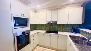 Microwave, oven, stovetop, dishwasher - Breakers Block 1 Unit 11 - Lifestyle Yamba (YAMBA)
