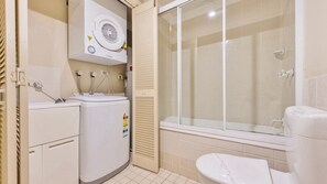 Combined shower/tub - Breakers Block 1 Unit 11 - Lifestyle Yamba (YAMBA)