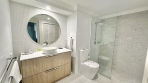 Combined shower/tub