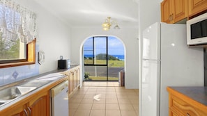 Microwave, oven, stovetop, dishwasher - Edgewater 2 - Lifestyle Yamba (YAMBA)