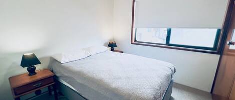 3 chambres, fer et planche à repasser