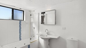 Bathroom - Edgewater 2 - Lifestyle Yamba (YAMBA)