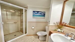 Combined shower/tub - Breakers Block 1 Unit 2 - Lifestyle Yamba (YAMBA)