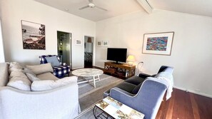 Smart TV - Leightons Cottage - Lifestyle Yamba (YAMBA)