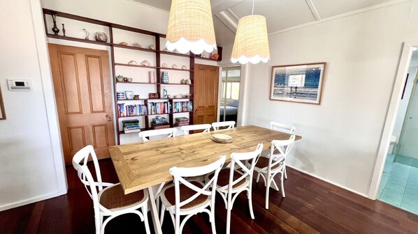 Dining - Leightons Cottage - Lifestyle Yamba (YAMBA)