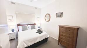 4 bedrooms, WiFi, bed sheets - Leightons Cottage - Lifestyle Yamba (YAMBA)