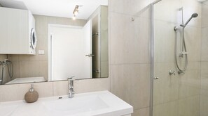 Shower - Craigmore On The Beach Unit 12 - Lifestyle Yamba (YAMBA)