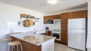 Mikrowelle, Ofen, Herdplatte, Wasserkocher mit Kaffee-/Teezubehör