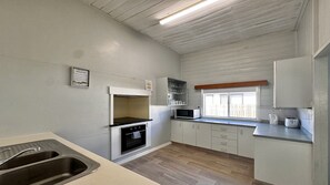 Mikrobølgeovn, ovn, kokeplater og oppvaskmaskin