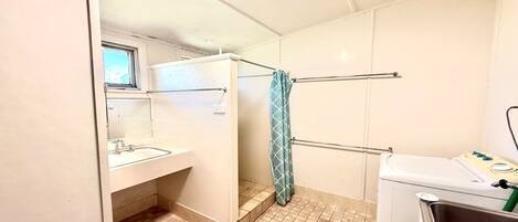 Un bagno piccolo e funzionale con doccia, lavandino e servizi igienici.