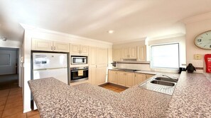 Microwave, oven, stovetop, dishwasher - Meridian 5 - Lifestyle Yamba (YAMBA)