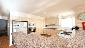 Mikrowelle, Ofen, Herdplatte, Geschirrspüler