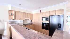 Microwave, oven, stovetop, dishwasher - Breakers Block 5 Unit 3 - Lifestyle Yamba (YAMBA)