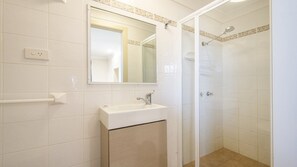 Shower - Pippiview 1 - Lifestyle Yamba (YAMBA)