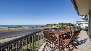 Outdoor dining - Pippiview 2 - Lifestyle Yamba (YAMBA)