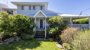 Exterior - Discover Tawny Roost, a spacious 4-bedroom holiday retreat perfect for families seeking relaxation a (YAMBA)