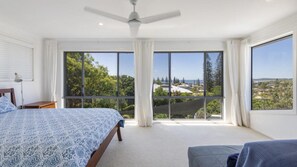 4 bedrooms, internet - Discover Tawny Roost, a spacious 4-bedroom holiday retreat perfect for families seeking relaxation a (YAMBA)