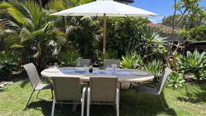 Outdoor dining - Relax in this stylish renovated, air-conditioned three-bedroom retreat just a short stroll from Pipp (YAMBA)
