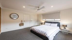 3 bedrooms, free WiFi - Relax in this stylish renovated, air-conditioned three-bedroom retreat just a short stroll from Pipp (YAMBA)