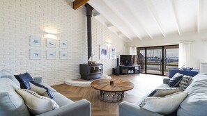 Smart TV, fireplace - Marina Views - Lifestyle Yamba (YAMBA)