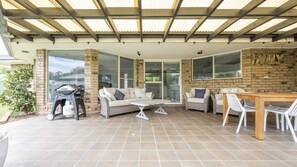 Outdoor dining - Yamba Family Seascape - Lifestyle Yamba (YAMBA)