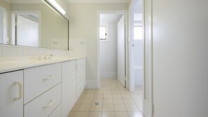 Bathtub - Yamba Family Seascape offers sanctuary to relax and unwind after a busy day at the beach, shopping o (YAMBA)