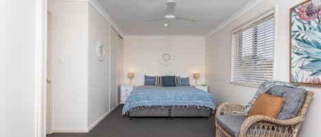 3 chambres, fer et planche à repasser, Wi-Fi, draps fournis