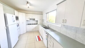 Un four, surface de cuisson, lave-vaisselle