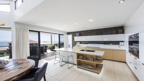 Micro-ondes, four, plaque de cuisson, lave-vaisselle