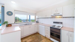 Microwave, oven, stovetop, dishwasher - Sandilands 2 - Lifestyle Yamba (YAMBA)
