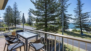 Outdoor dining - Flinders Lodge Unit 5 (YAMBA)