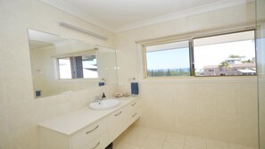 Bathtub - Cashel - Lifestyle Yamba (YAMBA)