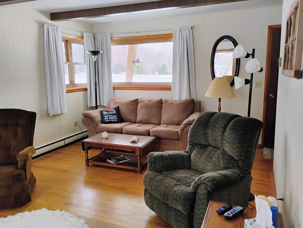 Fernseher, DVD-Player, Bücher, Videothek