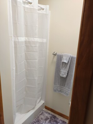 Duschwanne, Haartrockner, Handtücher, Toilettenpapier