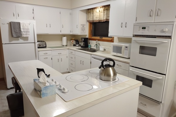 Refrigerador, microondas, horno, placa de cocina