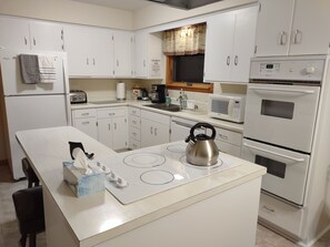 Een koelkast, een microgolfoven, een oven, een kookplaat