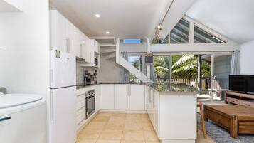 Microondas, horno, placa de cocina y tostadora