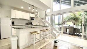 Microwave, oven, stovetop, toaster - Angourie Ocean Paradise - Lifestyle Yamba (ANGOURIE)