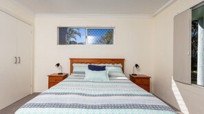 2 bedrooms, iron/ironing board, WiFi