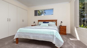 2 bedrooms, iron/ironing board, WiFi