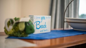 A card with a message, a bowl, and a plate on a table. - Yamba Towers Unit 12 - Lifestyle Yamba (YAMBA)